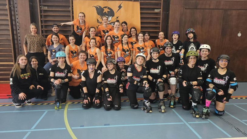Les Devotchkas, en orange, posent avec leurs adversaires du jour avant le coup d’envoi.