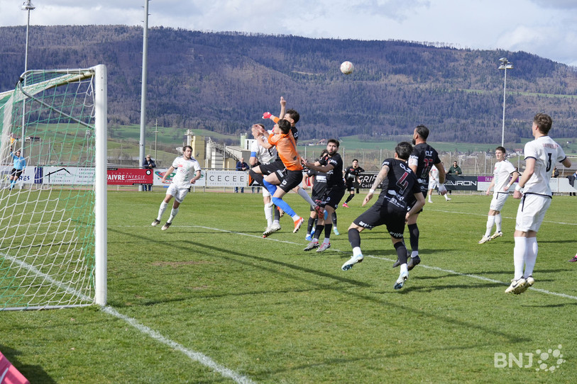 Les joueurs de Prishtina Berne se sont élevés plus haut dans ce duel contre le FC Courtételle. (Photo : Cédric Prudat).
