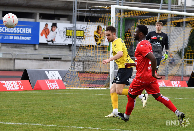 Romain Baume au duel avec Ridge Mobulu. Le Jurassien inscrira le 1-0 deux minutes après l’expulsion du Vaudois. (photo : Georges Henz).