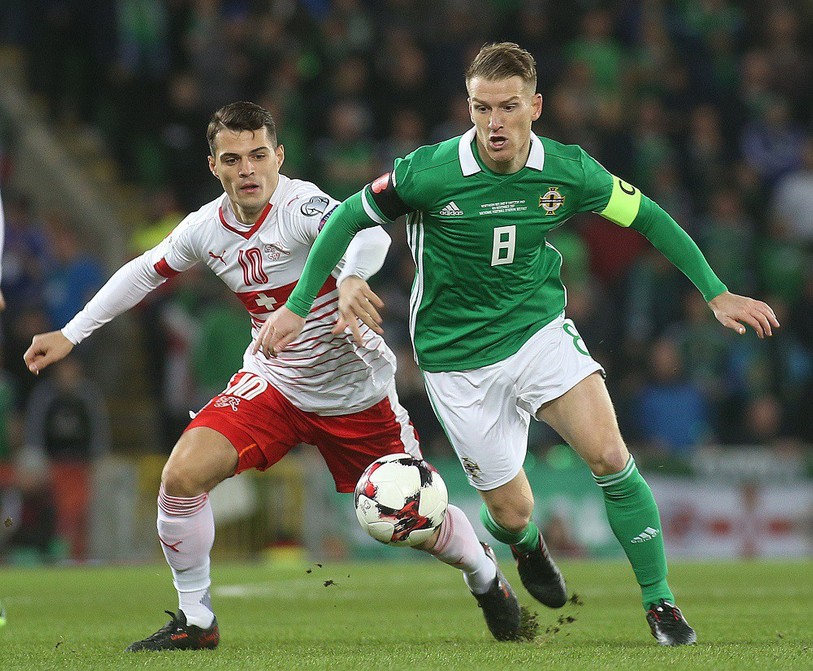 La Suisse de Granit Xhaka a su prendre le dessus sur l'Irlande du Nord du capitaine Steven Davis (photo : www.irishfa.com)