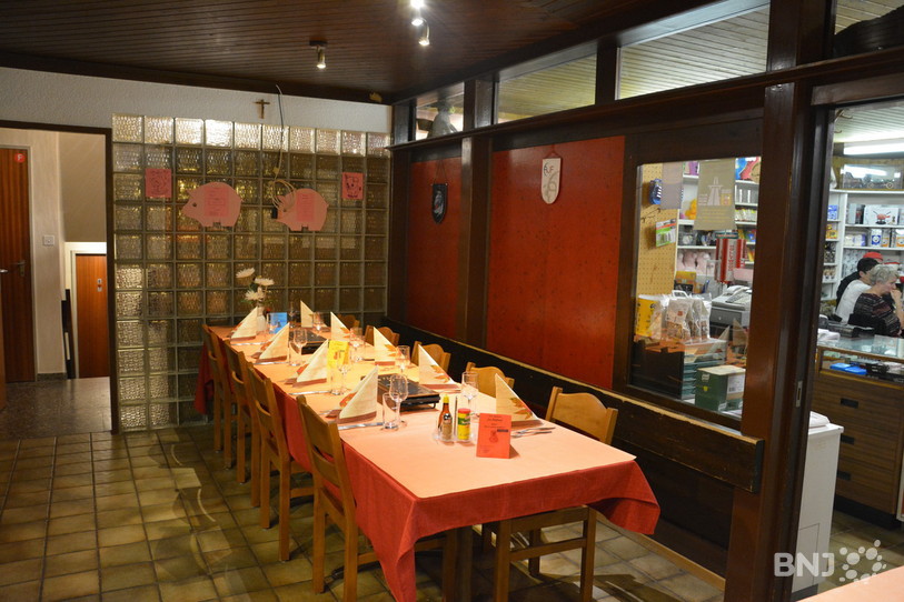 Les tables ne sont pas restées vides bien longtemps samedi soir.