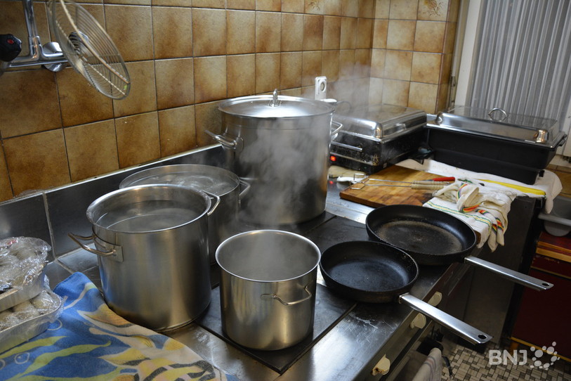 Dans cette cuisine, tout est une question d'organisation et d'anticipation.
