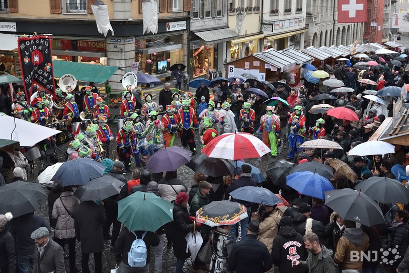 La pluie n'a pas découragé les fêtards.