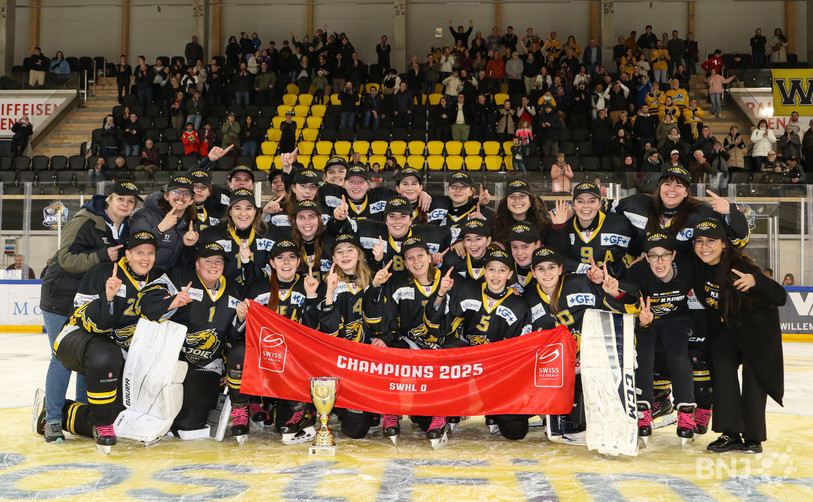 Soir de fête pour les filles du HC Ajoie qui célèbrent une promotion en Ligue C. (Photo : Mauricette Schnider)