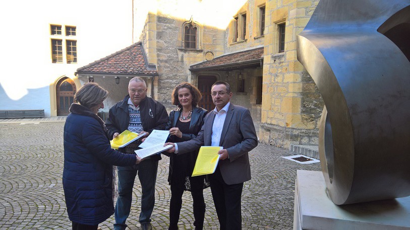 Le parti de l'Entente communale de Milvignes, La Grappe, a remis une pétition munie de 1'000 signatures vendredi au Château de Neuchâtel pour sauver les offices de poste de Bôle et d'Auvernier.