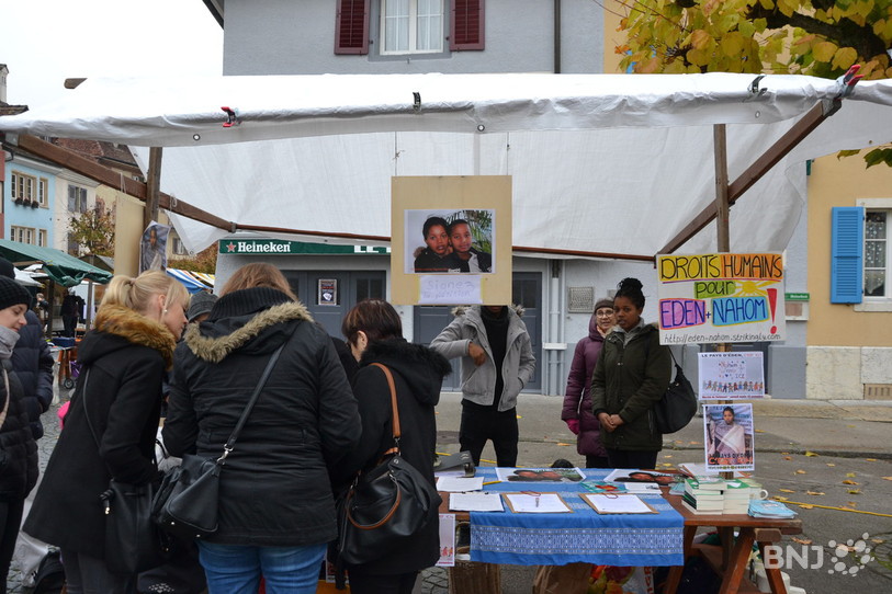 Plusieurs curieux se sont approchés du stand, samedi matin à Delémont.