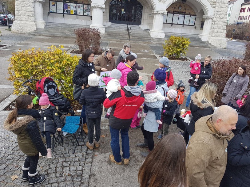 Les auteurs de la pétition visant à sauver la crèche de l'Etoile au Locle ont remis les signatures récoltées aux autorités samedi matin.