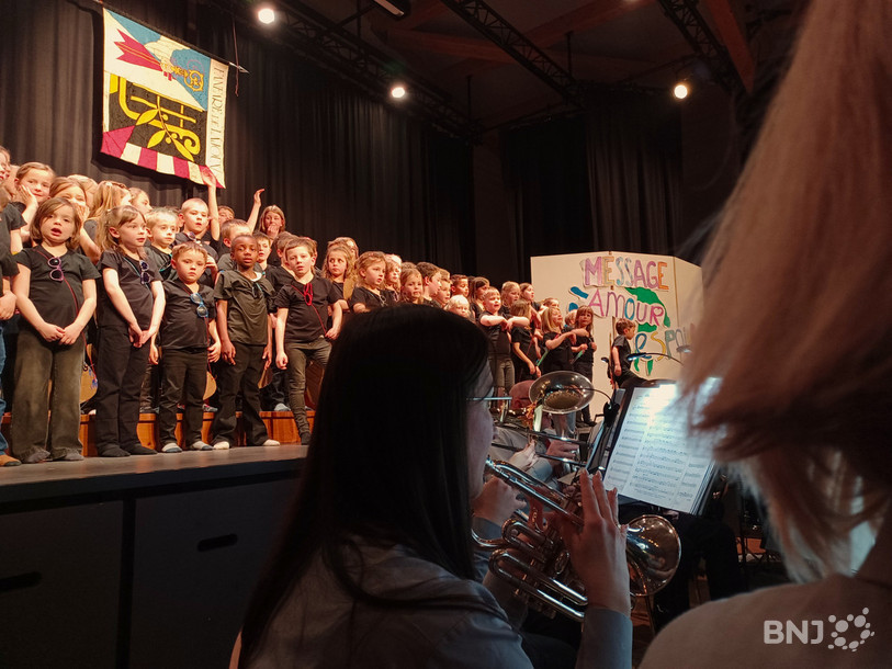 Les enfants du cercle scolaire de La Courtine et la fanfare de Lajoux ont proposé un concert qui a enchanté les 600 spectateurs présents.