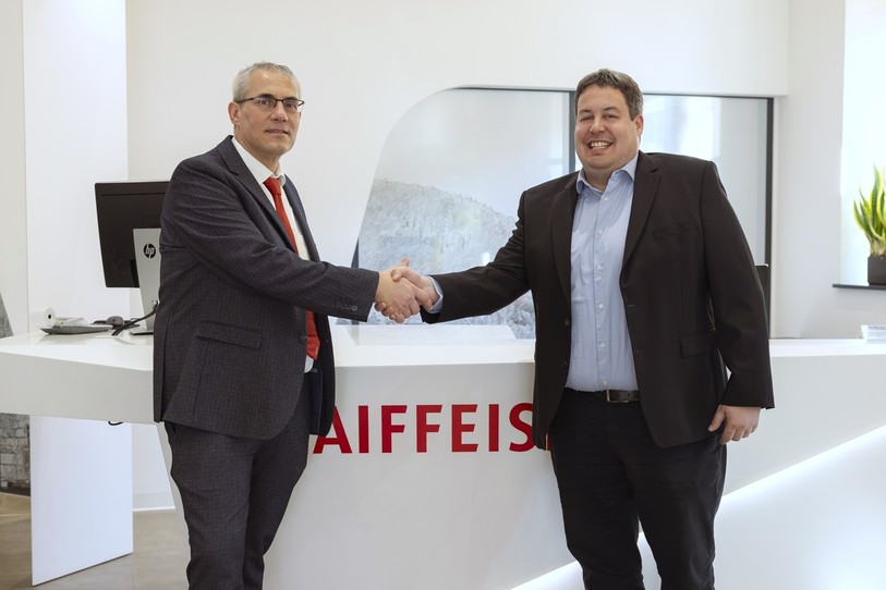 David Comment (à dr.) succède à Philippe Plumey à la direction. (Photo: Banque Raiffeisen Clos du Doubs et Haute-Ajoie)
