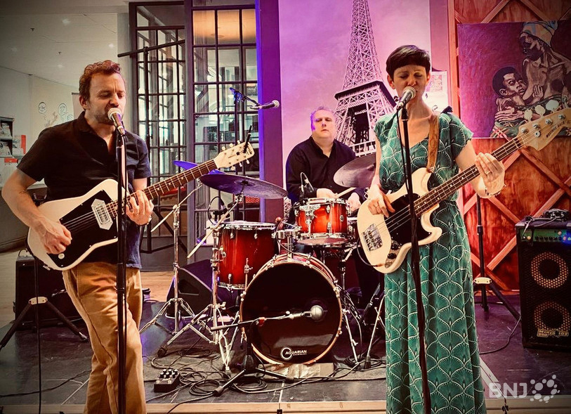 Simon Gerber, Luigi Galati et Sophie Noir Kummer sur scène en Afrique.