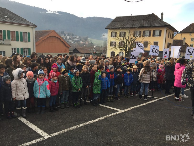 Environ 400 enfants des écoles primaires et secondaires de Corgémont ont chanté au centre de la commune.