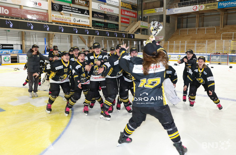 Il y avait de la joie chez les hockeyeuses ajoulotes dimanche soir ! (Photo : Mauricette Schnider).