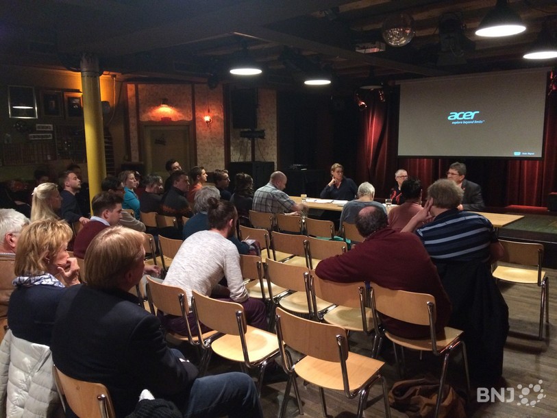 Les membres de l'association Stop AGGLOlac ont pu interroger les maires de Bienne et Nidau sur le projet.