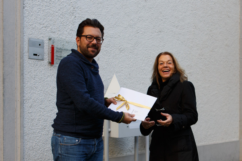 Le chancelier, Julien Steiner, reçoit la pétition des mains de Monica Meyer-Bühler, conservatrice du musée Müller
