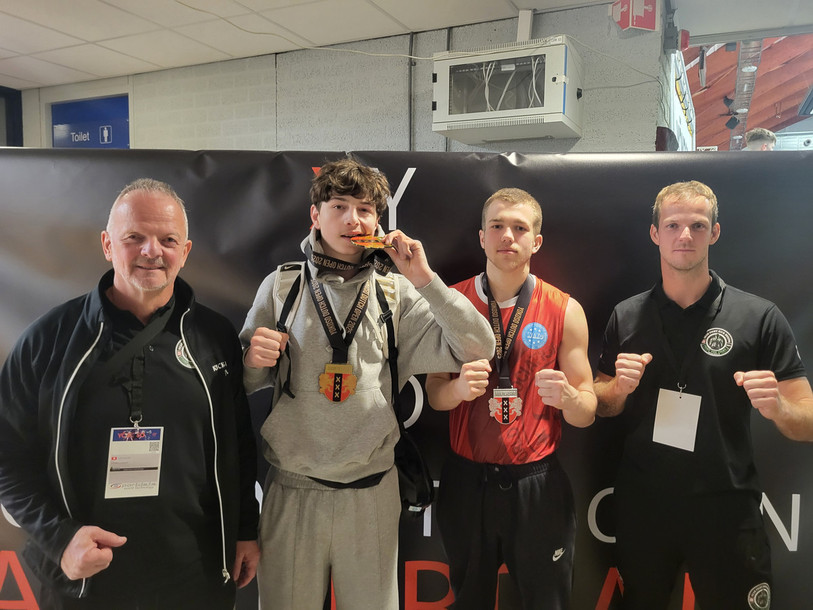 Noah Buompane et ses deux médailles d'or aux côtés de Bruno Quiquerez et sa médaille d'argent, tous deux entourés de Charly Comte (à gauche) et Jordan Comte. (Photo : Team Fight Kick Boxing )
