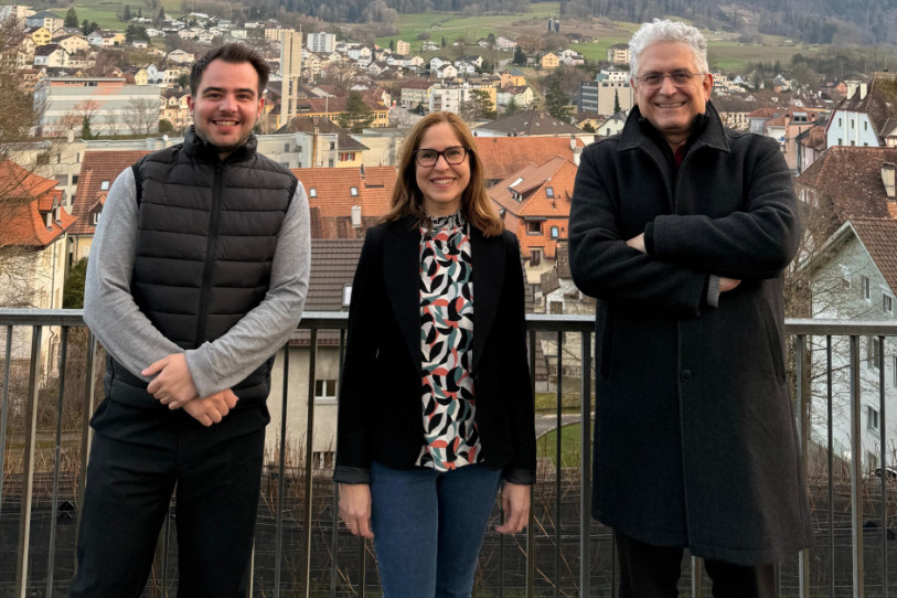 De gauche à droite : le comité de « Vivre à Moutier » avec Evan Schaffter (secrétaire), Carolina Bieri (présidente) et Riccardo Vandoni (trésorier). (Photo : « Vivre à Moutier »)