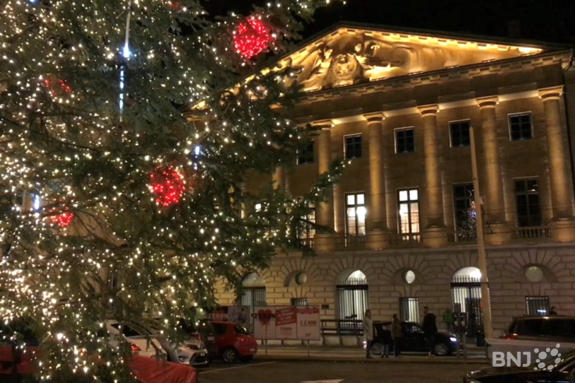 Le sapin a déjà pris place devant l'Hôtel de Ville.