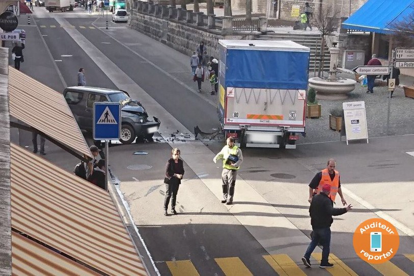 Deux véhicules se sont percutés vendredi à St-Imier. Une personne blessée a été transportée en ambulance à l'hôpital. (Photo: auditeur reporter)