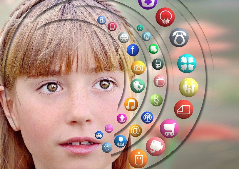 jeune fille avec les logos de différents réseaux sociaux