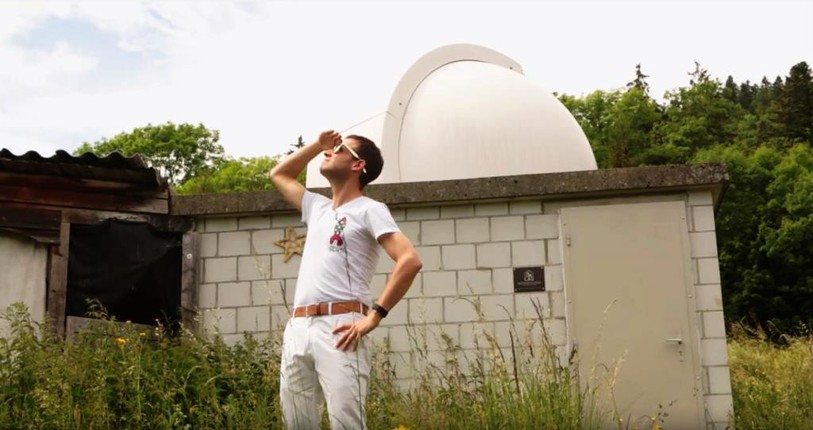 L'astronaute cantonal Jean-Jacques Jeanneret constitue le principal personnage du premier épisode de la web-série parodique « L’Émission ».  