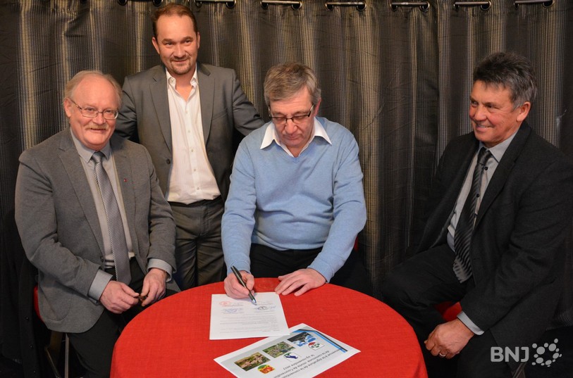 Le maire de Vellerat, Pierre-André Compte, le délégué aux affaires communales, Raphaël Schneider, le maire de Courrendlin, Gérard Métille, et le maire de Rebeuvelier, Vincent Eggenschwiler (de gauche à droite), ont signé la nouvelle convention de fusion, mercredi soir.