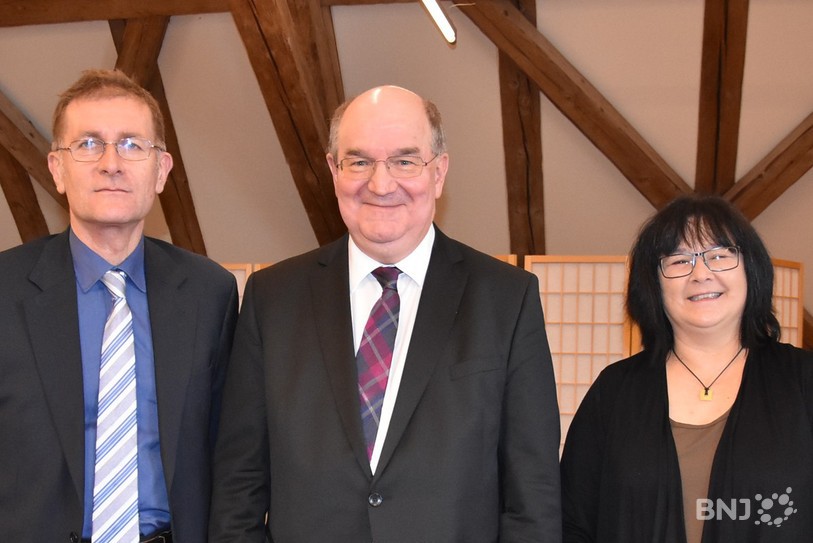 Le conseiller d'Etat Christoph Neuhaus (à dr.) a rendu hommage à Jean-Philippe Marti aux côté de la nouvelle préfète, Stéphanie Niederhauser.