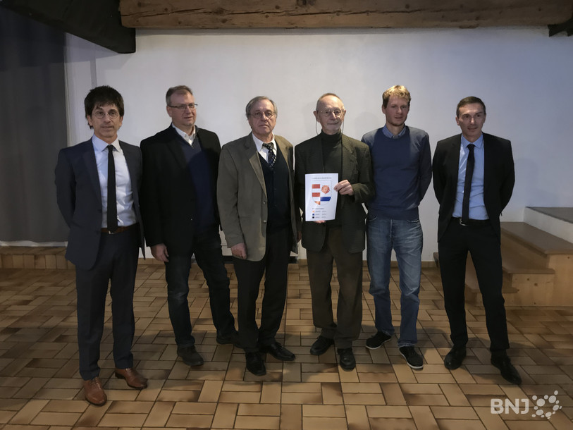 Le Conseil communal de la Grande Béroche entoure Kurt Wyss, auteur des nouvelles armoiries de la commune fusionnée.