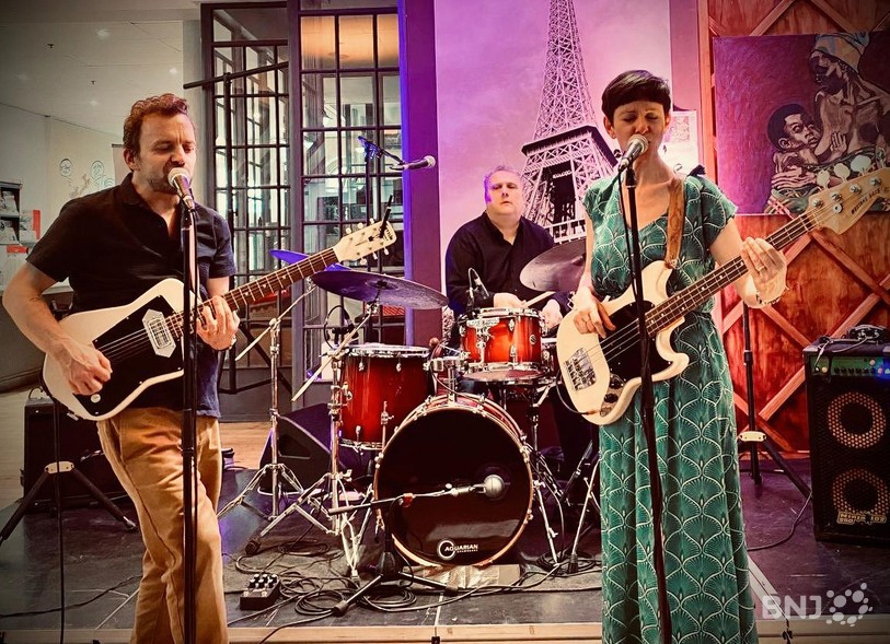 Simon Gerber, Luigi Galati et Sophie Noir Kummer sur scène en Afrique.
