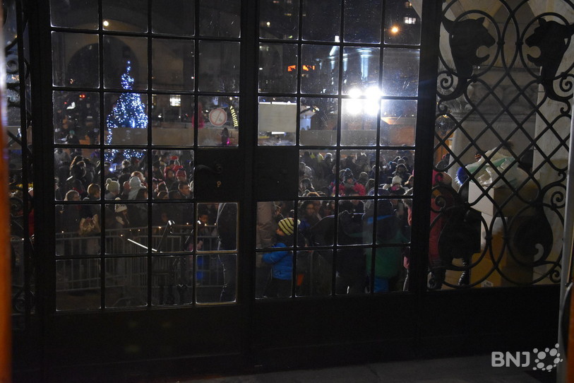Pendant que les conseillers généraux de la Mère commune choisissaient de maintenir la crèche de l'Etoile et d’accepter le budget, devant l’Hôtel-de-Ville, les petits Loclois avaient rendez-vous avec Saint-Nicolas. 
