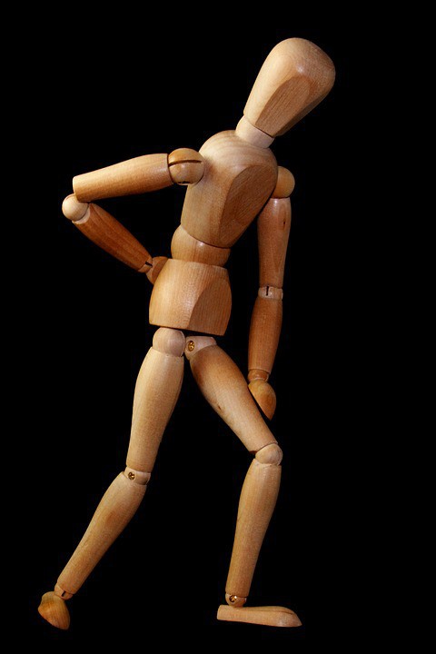 Figurine qui se penche en se tenant les reins