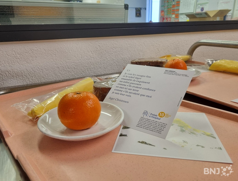 Les poèmes sont fournis par « Poésie à l’hôpital », avec les plateaux-repas. 