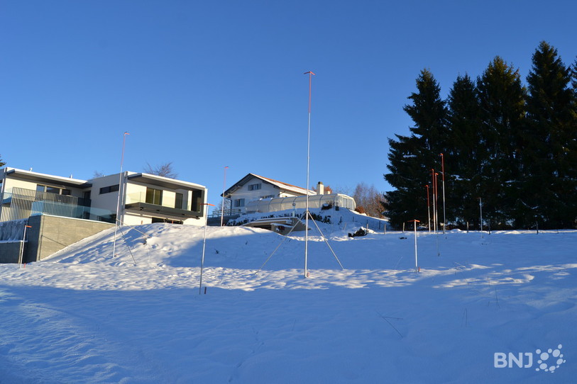 Sur la parcelle censée accueillir la future villa, les gabarits posés cet été laissent penser que la construction pourrait ne pas répondre aux normes du règlement d’aménagement communal de La Chaux-de-Fonds. Quatre oppositions sont toujours pendantes.