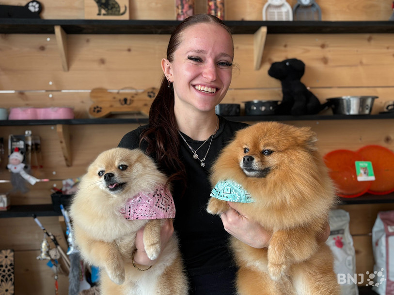 Lucie Mischler pose avec ses deux principaux clients, Monza et Rio.