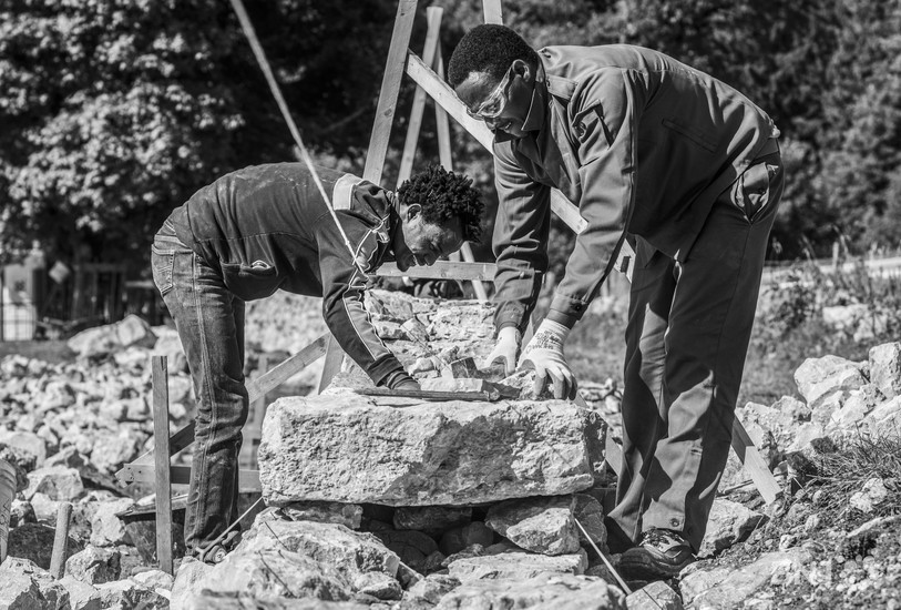Travail photographie de Monika Flückiger sur la rénovation des murs en pierres sèches dans le territoie du Parc ChasseralTravail photographie de Monika Flückiger sur la rénovation des murs en pierres sèches dans le territoire du Parc Chasseral. (Photos : Monika Flückiger)