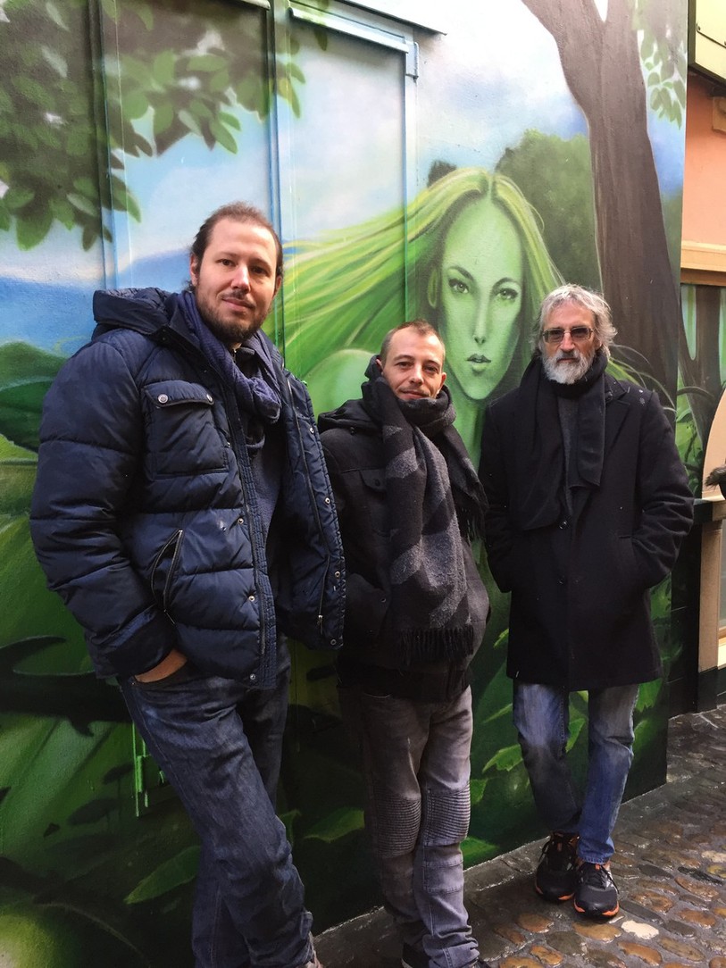 Kesh, Wilo et John Howe, les trois artistes quoi ont œuvré à la réalisation des fresques du Neubourg ont répondu présent pour l'inauguration.