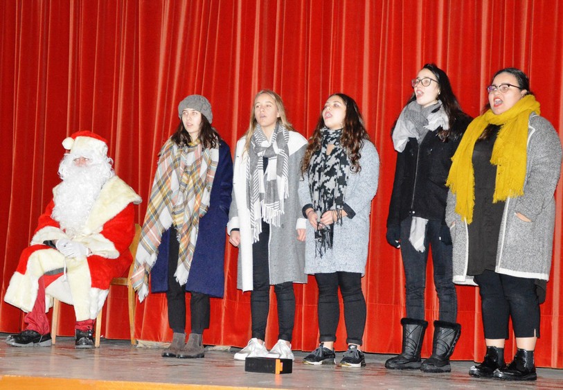 Fatigué par son voyage depuis la Laponie, le Père Noël s'est reposé un instant pendant que les chanteuses d'Evaprod interprétaient quelques chants de circonstance au 5e P'tit Noël du Bois du petit château.
