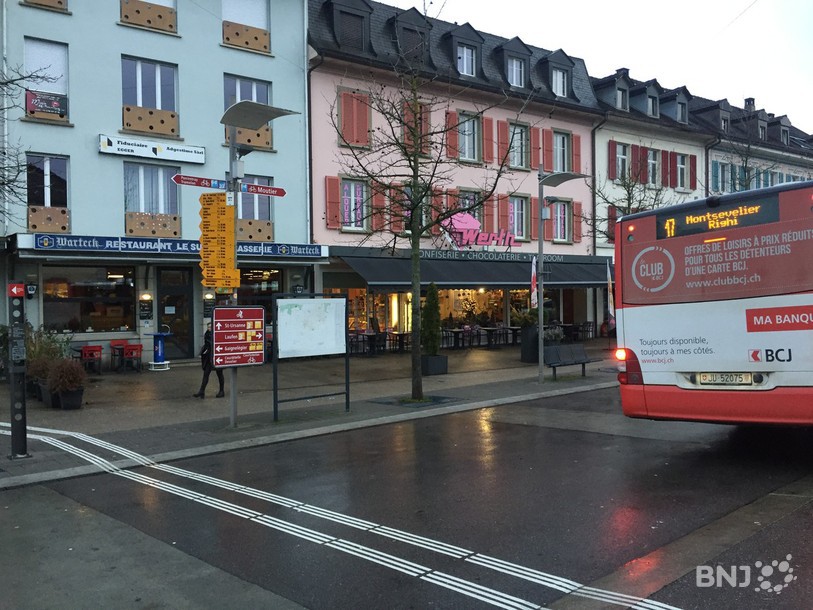 Le sans-abri demande l'aumône devant la gare de Delémont