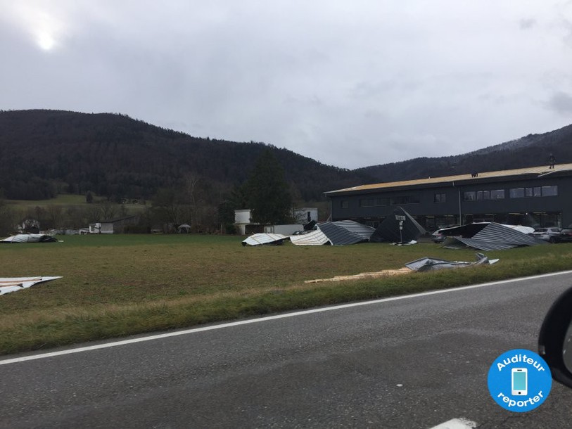 Toit arraché chez Jec import SA