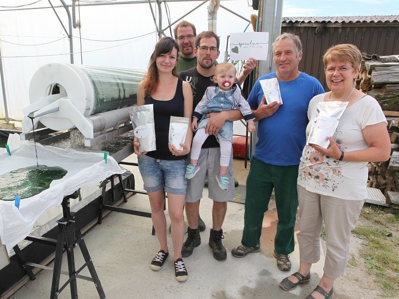 La famille Etique est composée de Mathieu, le fils, sa compagne Morgane, les fers de lance de cette nouvelle activité; Raphaël, le frère et l’associé de Mathieu; ainsi que Françoise et Claude, les parents. Photo: canton du Jura