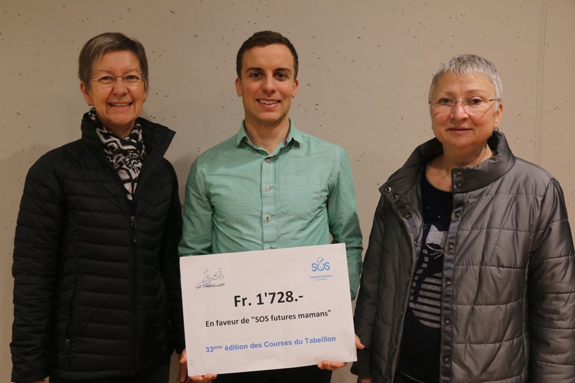 Xavier Monin, président des courses du Tabeillon, entouré d'Angélique Prince (à gauche) et Brigitte Lovis de « SOS futures mamans, Jura-Prévôté ».