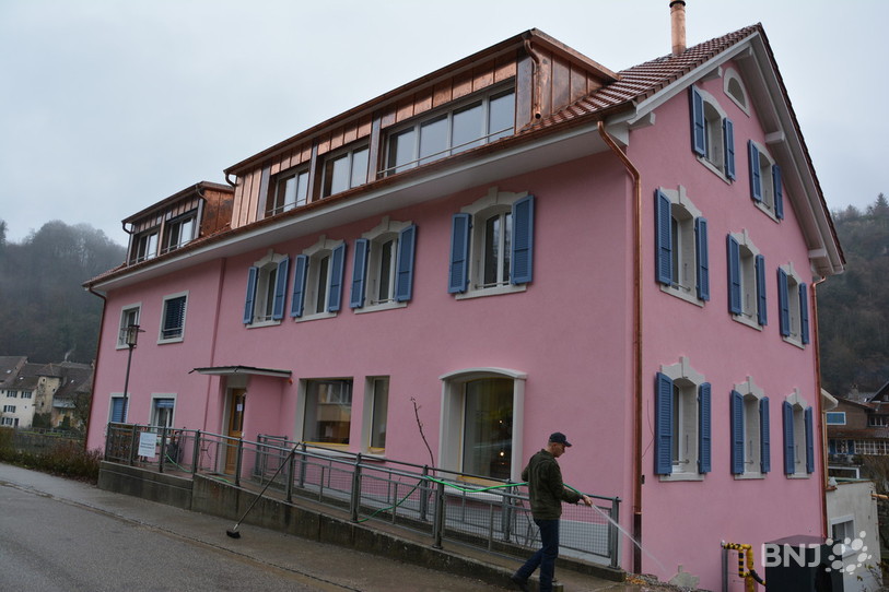 Le bâtiment aux murs roses a été complètement refait.