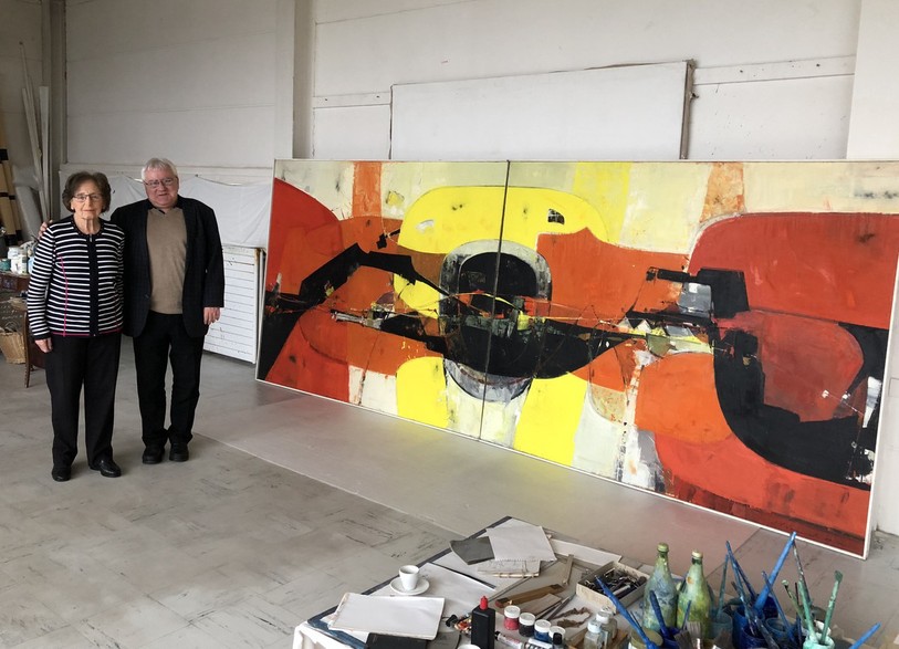 Jeanne Comment, la vevue du peintre Jean-François Comment et Marcel Winistoerfer, maire de Moutier, posent à côté de La route du Soleil.