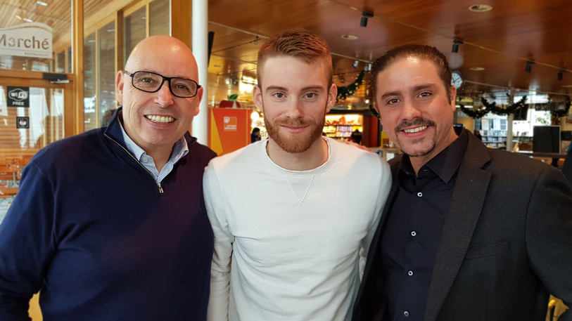 Christian Binggeli (président de Neuchâtel Xamax FCS), Thibault Corbaz et Michel Urscheler (agent de Thibault Corbaz) lors de la signature du contrat. (Photo : Neuchâtel Xamax FCS)