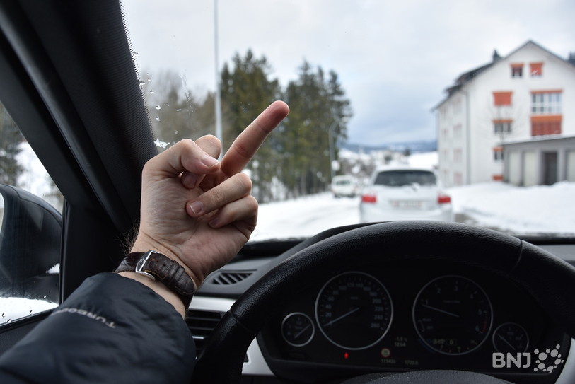 Les gestes obscènes font partie des incivilités les plus fréquentes sur la route. 