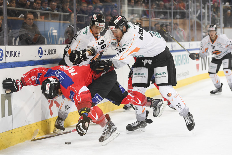 La Suisse de Vincent Praplan a été davantage bousculée dans son 2e match de la Coupe Spengler que lors de sa 1re partie (photo : Gian Ehrenzeller/EQ Images)