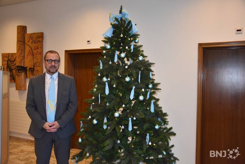 Remy Defilipis, directeur de l'établissement, arbore sa cravate pour la dernière fois avant qu'elle ne devienne, elle-aussi, un ornement pour le sapin de Noël