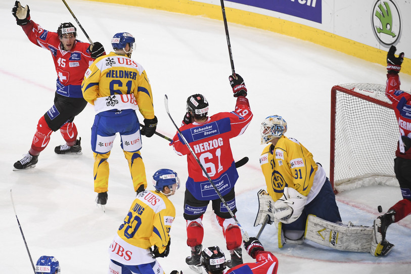Michaël Fora (numéro 45) vient d'inscrire le 3-3 pour la Suisse face à Davos (photo : Gian Ehrenzeller/EQ Images)