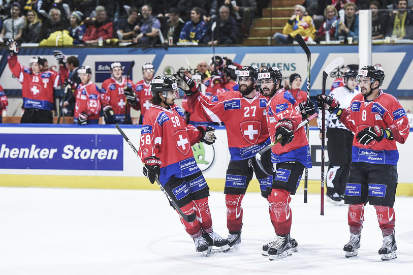 La Suisse célèbre son 4e but tombé de la canne de Dominik Schlumpf (numéro 27) (photo : Melanie Duchene/EQ Images)