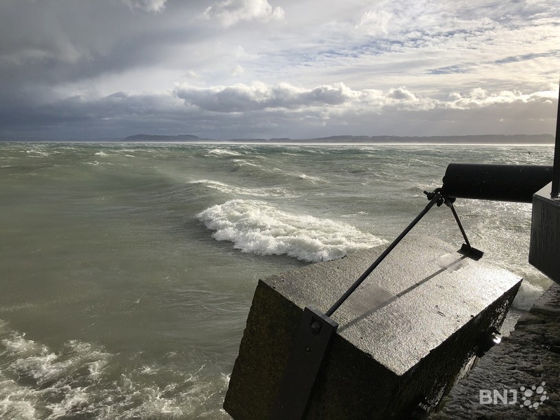 La tempête qui s’est abattue mercredi matin sur l’Arc jurassien pénalise la circulation routière et ferroviaire. Des lignes électriques ont aussi été coupées. Au Val-de-Travers, Groupe E estime que 10'000 de ses clients sont privés d’électricité