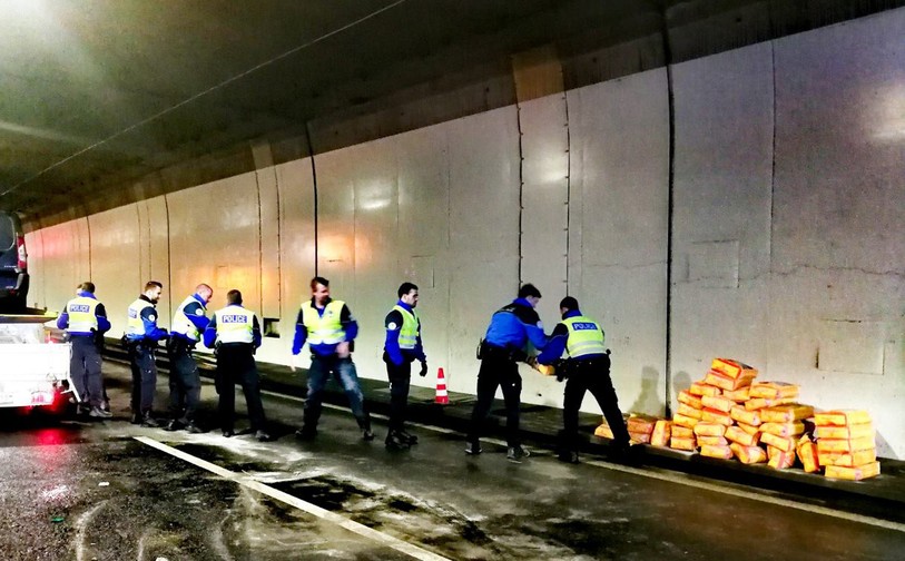 Le ciment a dû être évacué de la chaussée. Photo: Police neuchâteloise.